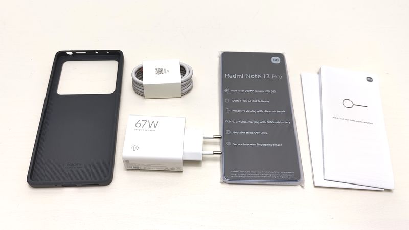 ACアダプター、USBケーブル、保護フィルム（貼付け済み）、保護ケース、SIMピン、マニュアル類