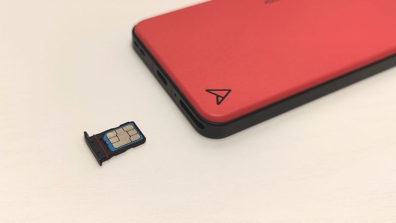 「Zenfone 10」にahamoの物理SIMカードを挿す