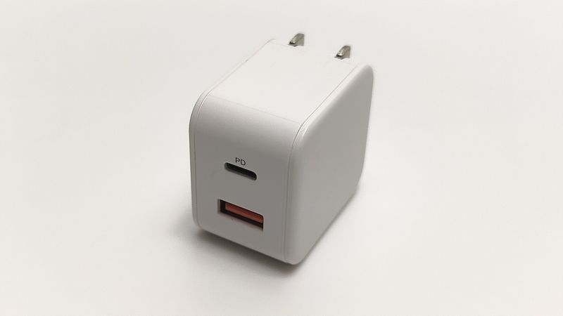 無印良品の「20W USB PD対応急速充電器」で「Google Pixel 8a」を充電