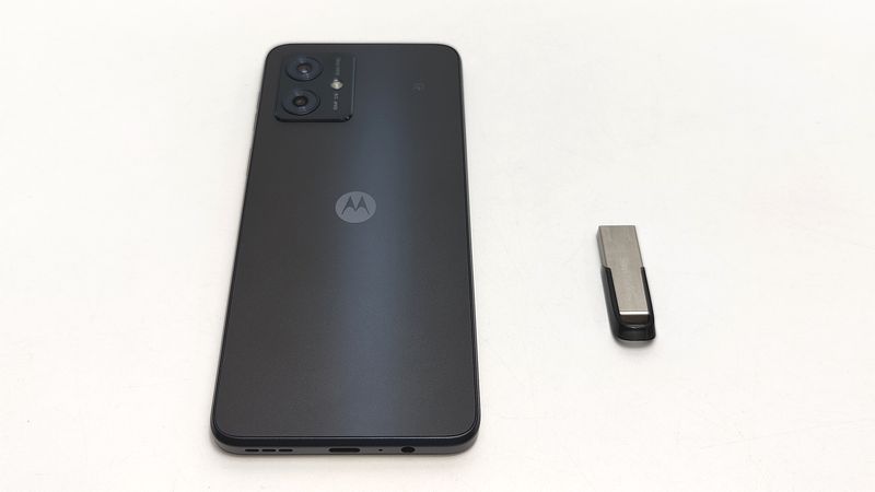 「moto g64 5G」実機に手持ちのUSBメモリを挿してみた！