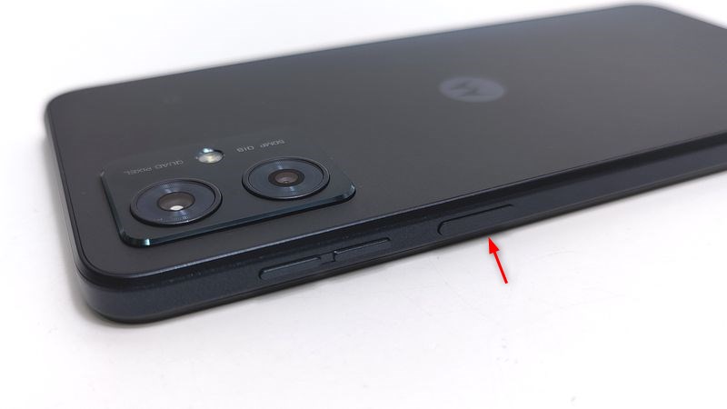 「moto g64 5G」の指紋認証センサーはどこ？