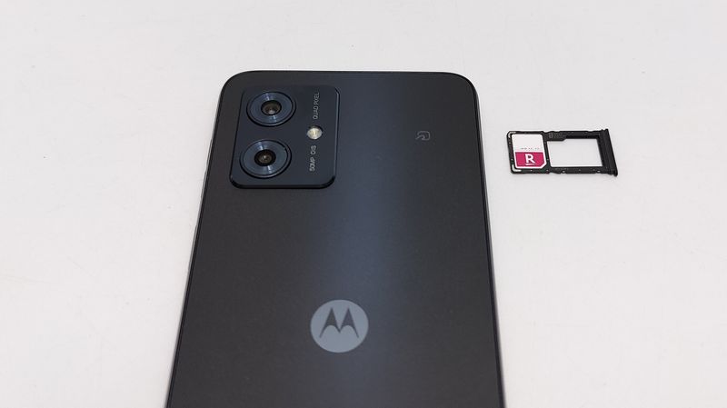 「moto g64 5G」に楽天モバイルの物理SIMを挿す