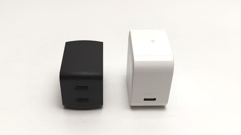 ダイソーの20W USB PD急速充電器と並べてみる