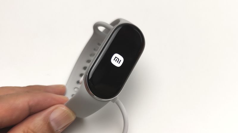 「Xiaomi Smart Band 9」の電源を入れる方法！