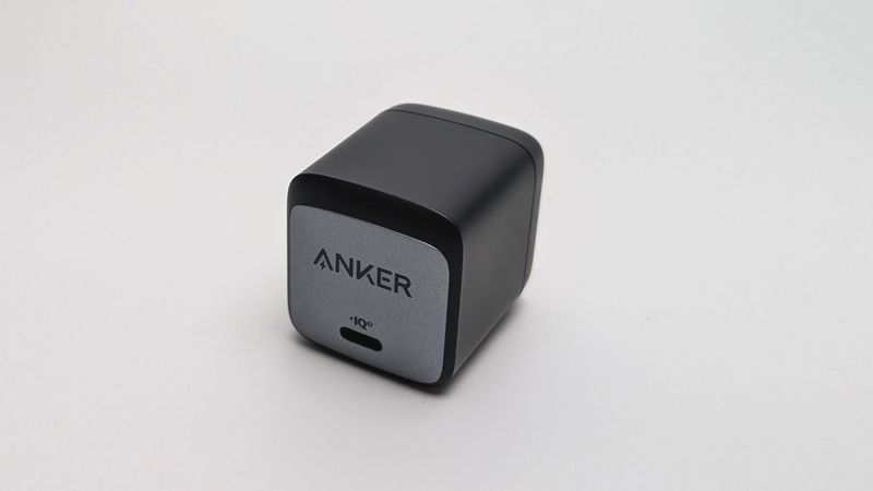 USB PD急速充電器「Anker Nano II 45W」で「らくらくスマートフォン a」を充電！