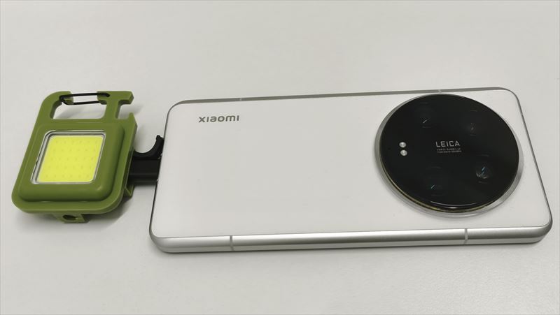 変換アダプターでスマホ撮影の補助光