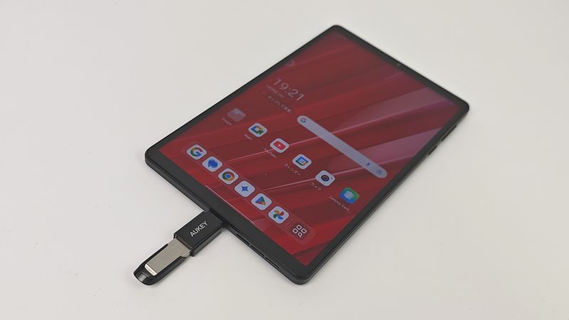 USBメモリを「Lenovo Legion Tab (8.8”, 3)」に挿す