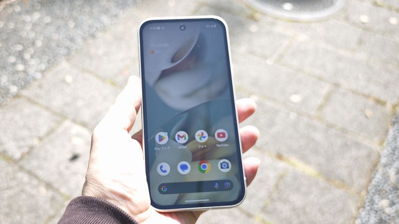 公称ピーク輝度は2700nitと従来モデルから大幅にアップ