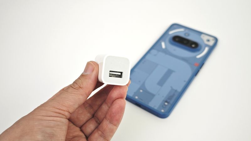 ずいぶん前のiPhoneに付属の5W充電器