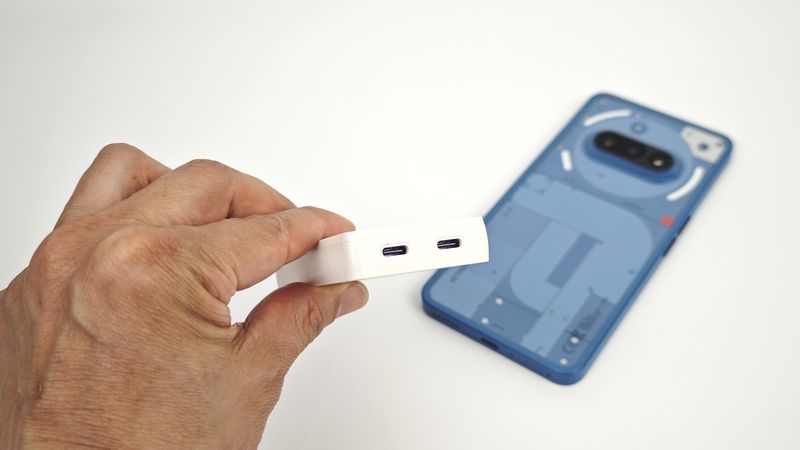CIOの67W PD対応薄型急速充電器で「Nothing Phone (3a)」を充電