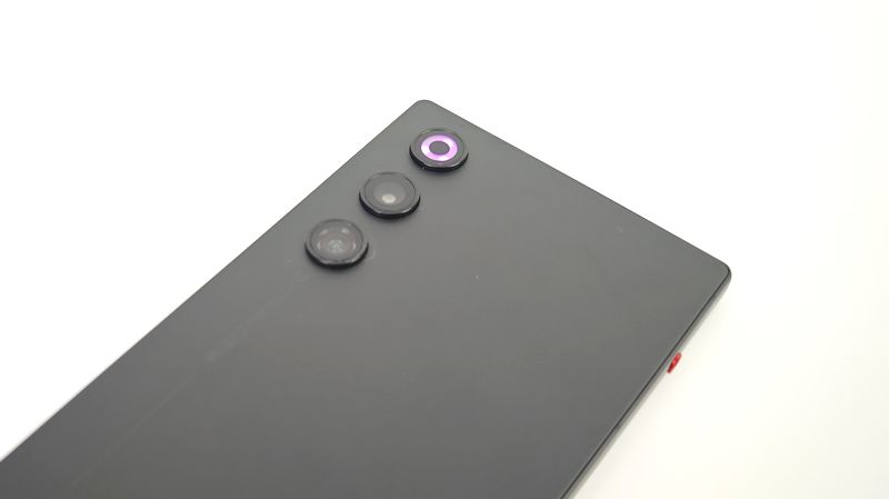 カメラのフラッシュ部分に光るギミックあり!
