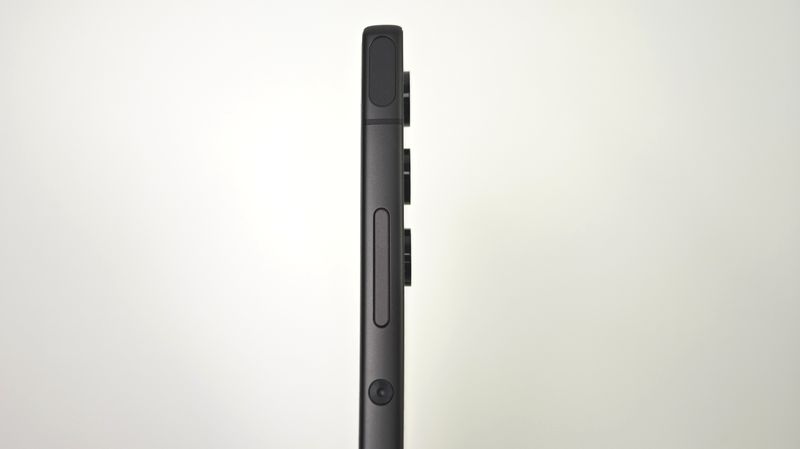 カメラの出っ張りもかなり抑えられている