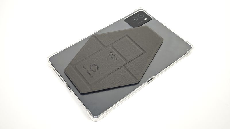 タブレットの背面に貼り付ければ準備完了