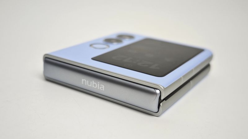 ヒンジの開閉はスムーズで快適！