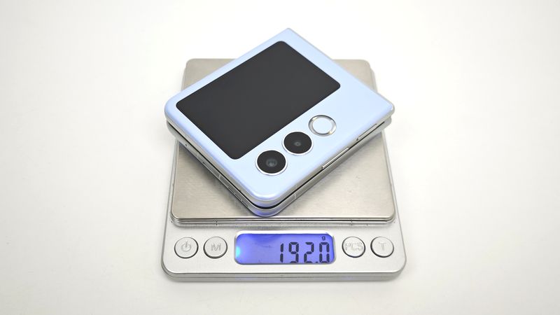 2枚のディスプレイ搭載で軽くて扱いやすい！