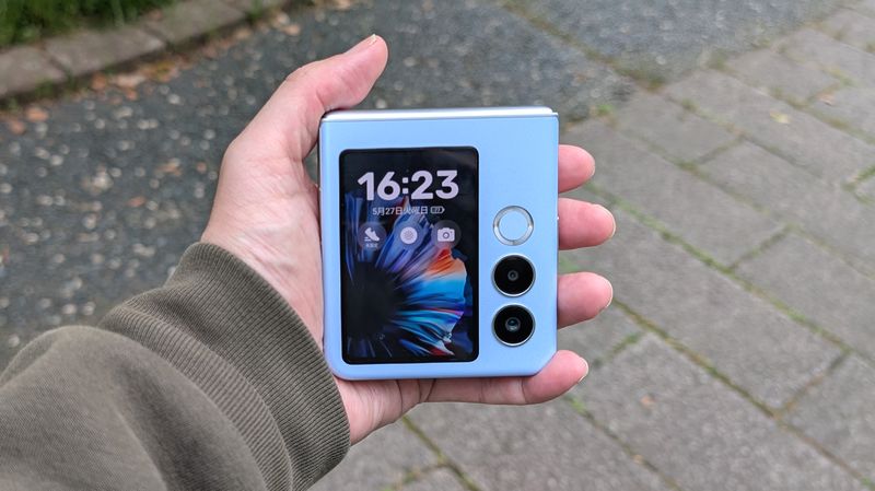 サブディスプレイ大型化でアプリ操作できて利便性が大幅アップ！