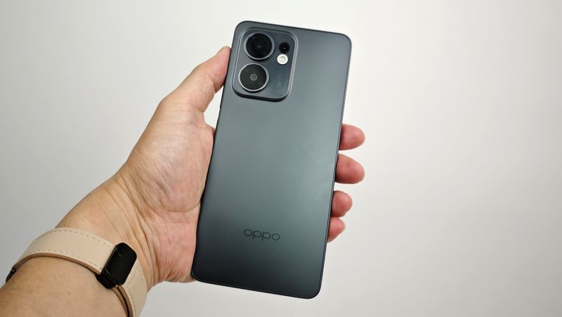 おすすめは何?「OPPO Reno13 A」実機を手持ちのPD急速充電器で充電!