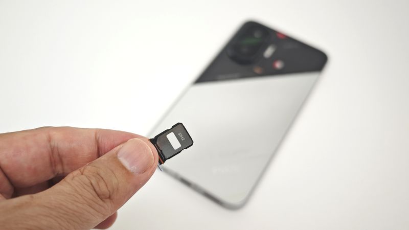 「POCO F7」にmicroSDカードを挿すことはできない!
