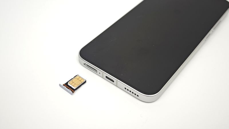「POCO F7」に楽天モバイルの物理SIMを挿してみる!