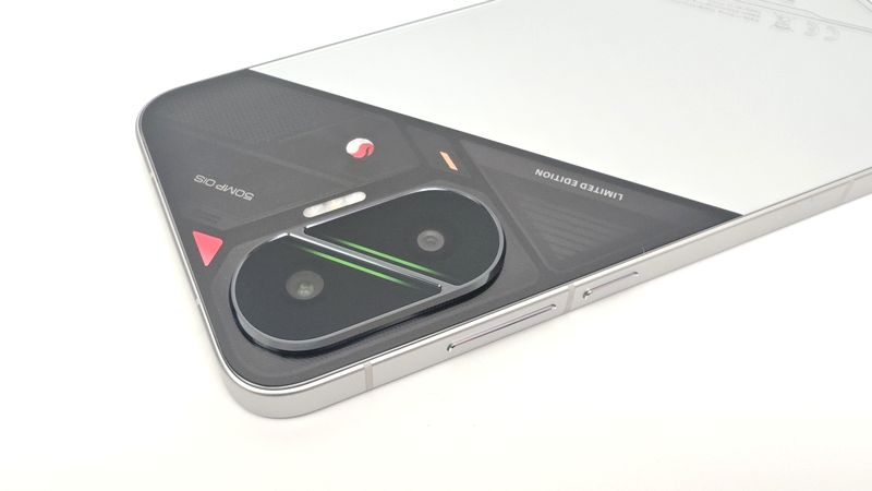OIS対応のIMX882センサーカメラを搭載!