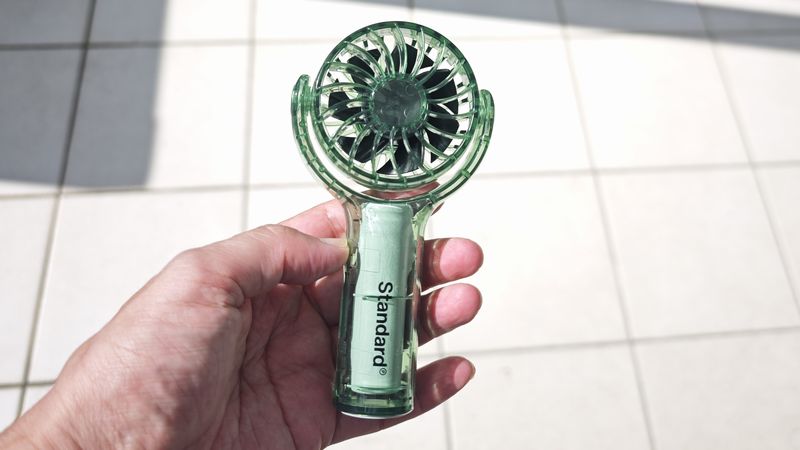 スタプロ「首振りミニ扇風機」は1,100円のお手頃価格でデザイン良し！