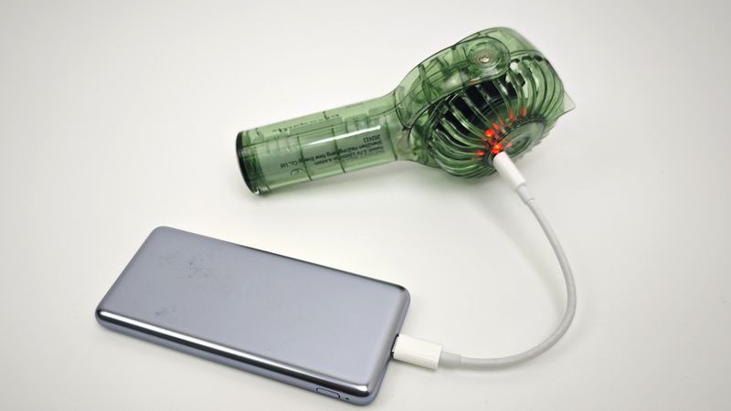 モバイルバッテリーでも充電可能！た