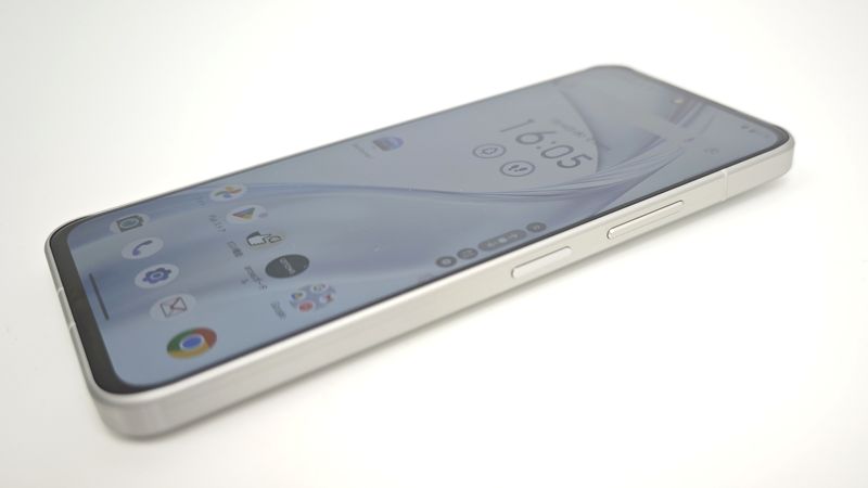 指紋認証センサーはボディ側面に電源ボタンと一体型で搭載!