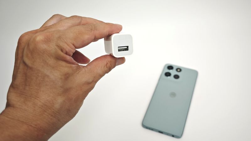 ずいぶん前のiPhone付属の充電器で充電！