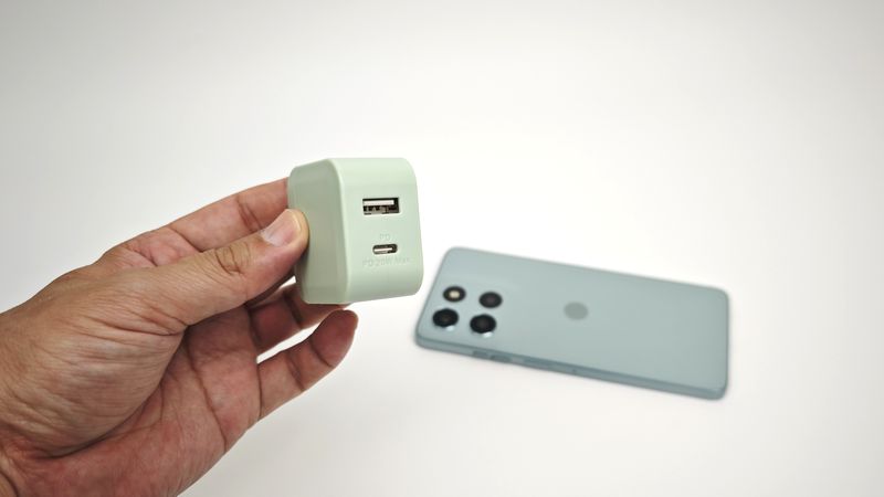 ダイソーの20W出力対応の2ポートPD急速充電器で充電