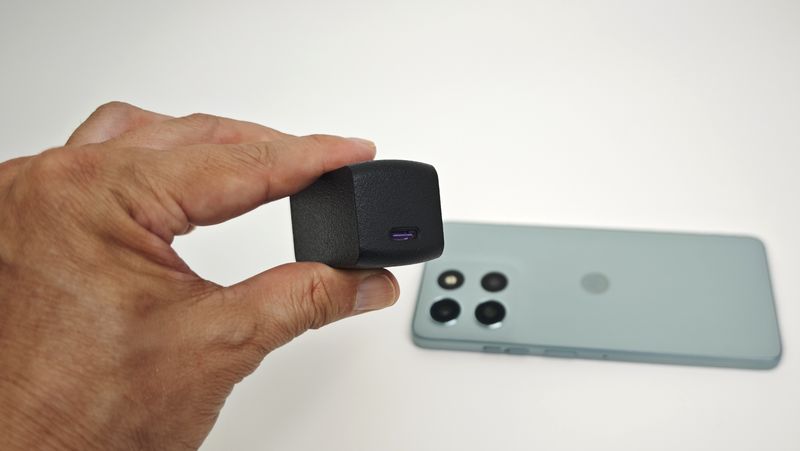 CIOの65W出力対応のPD急速充電器で充電！