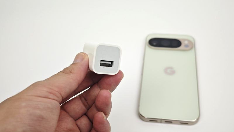 ずいぶん前のiPhoneに付属の充電器で「Google Pixel 10 Pro」を充電!