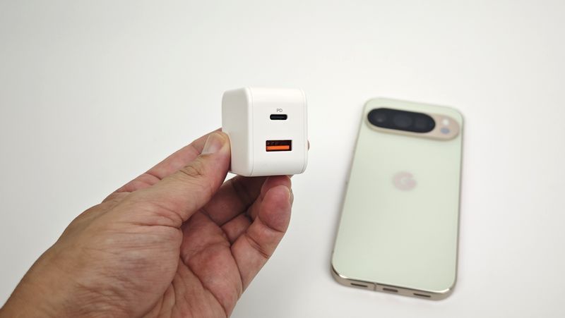 無印良品の20W PD急速充電器で「Google Pixel 10 Pro」を充電!