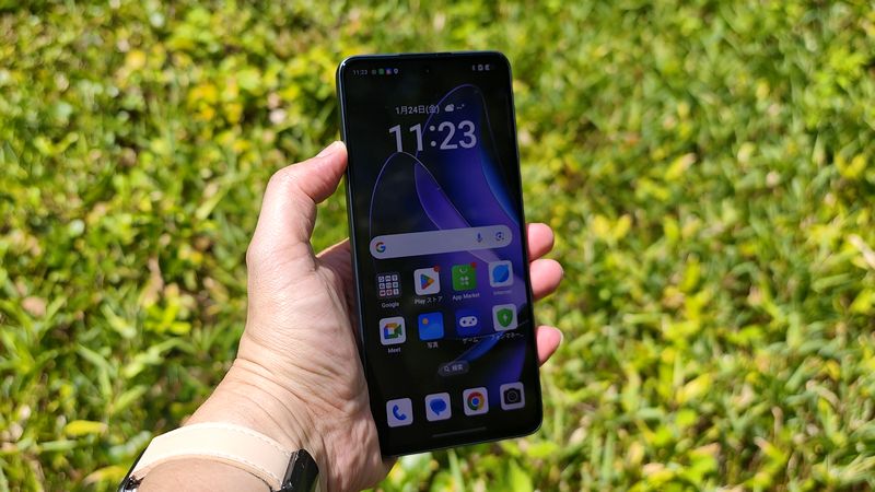 ピーク輝度は1200nitsで視認性には不満なし