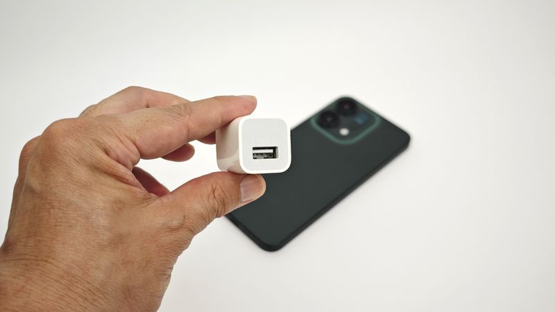 ずいぶん前のiPhoneに付属の充電器で「OPPO Reno14 5G」を充電!