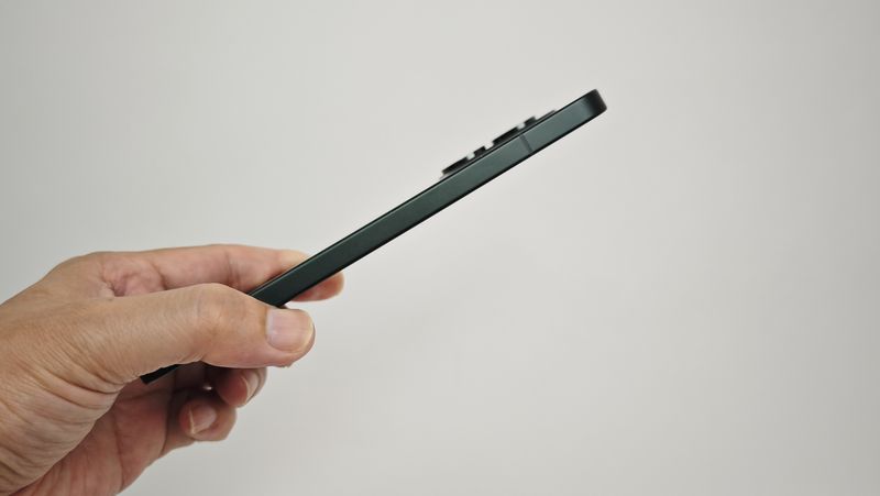 7.4mmの薄型ボディで持ちやすさも良い！