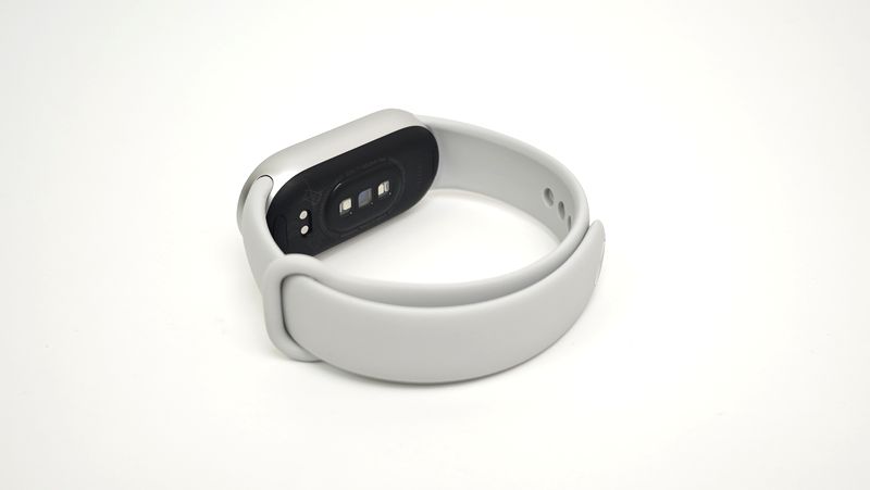 背面ボタンをプッシュでバンドをかんたん取り外し！
