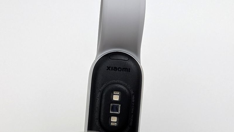 背面上下のボタンを軽く押すだけ