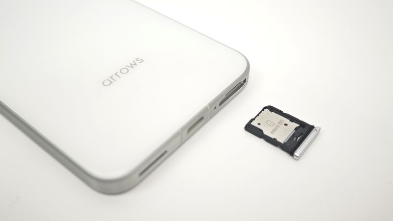 nanoSIM+eSIMのデュアルSIM対応!