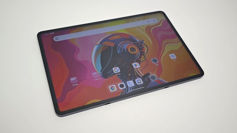 公称ピーク輝度は700nitで屋内利用であれば十分な明るさ!