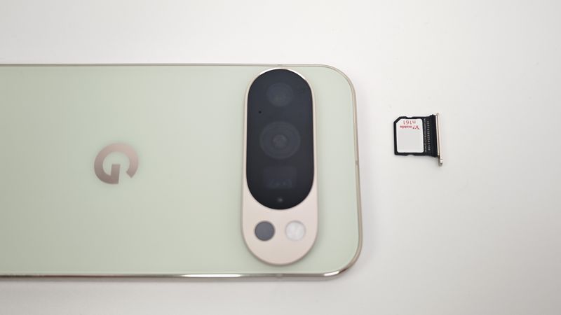 nanoSIM+eSIMのデュアルSIMに対応！物理SIMを使える！