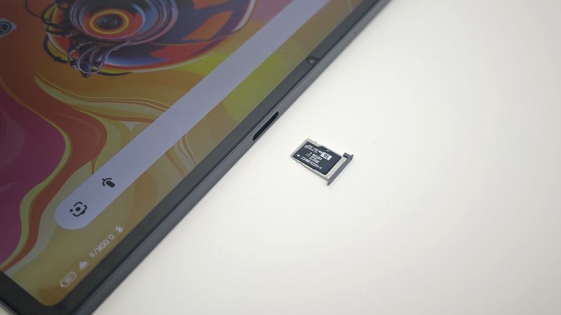 256GBストレージ搭載でmicroSDカード使用をサポート!