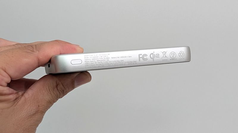 サイズは約102x70x12mm