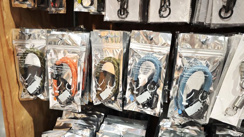 スタンダードプロダクツ「スマホハンドストラップ」のカラーと価格