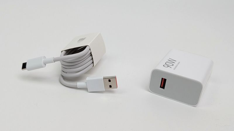 90W出力対応の急速充電器が付属!