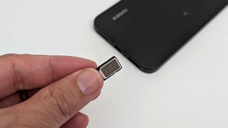 カードスロットにnanoSIM+nanoSIMの2枚の物理SIMを挿せる!