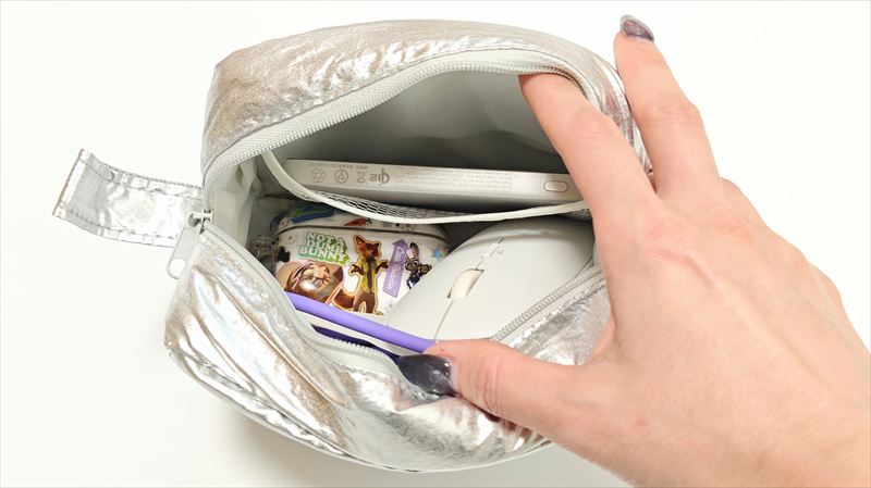 中には3つのポケット付きで整理しやすい