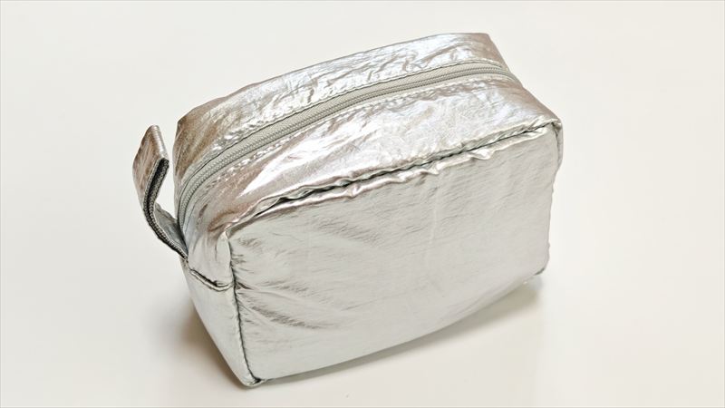 スリコ「メタリックガジェットポーチ」の特徴と使用感