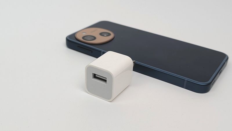 ずいぶん前のiPhoneに付属の充電器で「AQUOS sense10」を充電