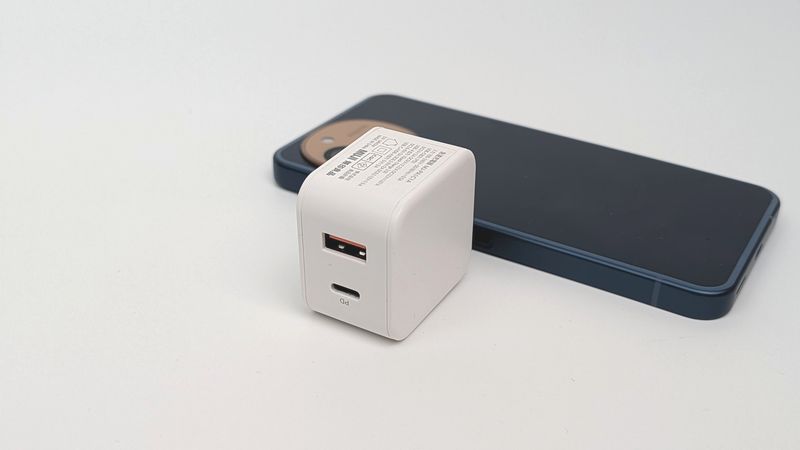 無印良品の20W PD急速充電器で「AQUOS sense10」を充電