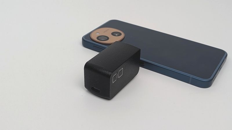 CIOの65W出力対応のPD急速充電器で「AQUOS sense10」を充電